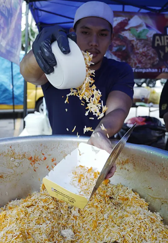 Bagaimana Ribuan Nasi Briyani Kukus Dihasilkan
